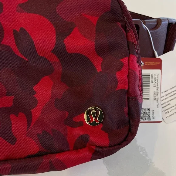 Lululemon Everywhere Belt Bag Lunar Year Red Rabbits 1L - Picture 10 of 12